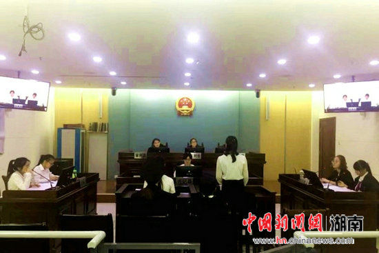 本科生在法院在三段六步全程参与式实战教学活动中。(资料图) 本科生在法院在三段六步全程参与式实战教学活动中。(资料图)